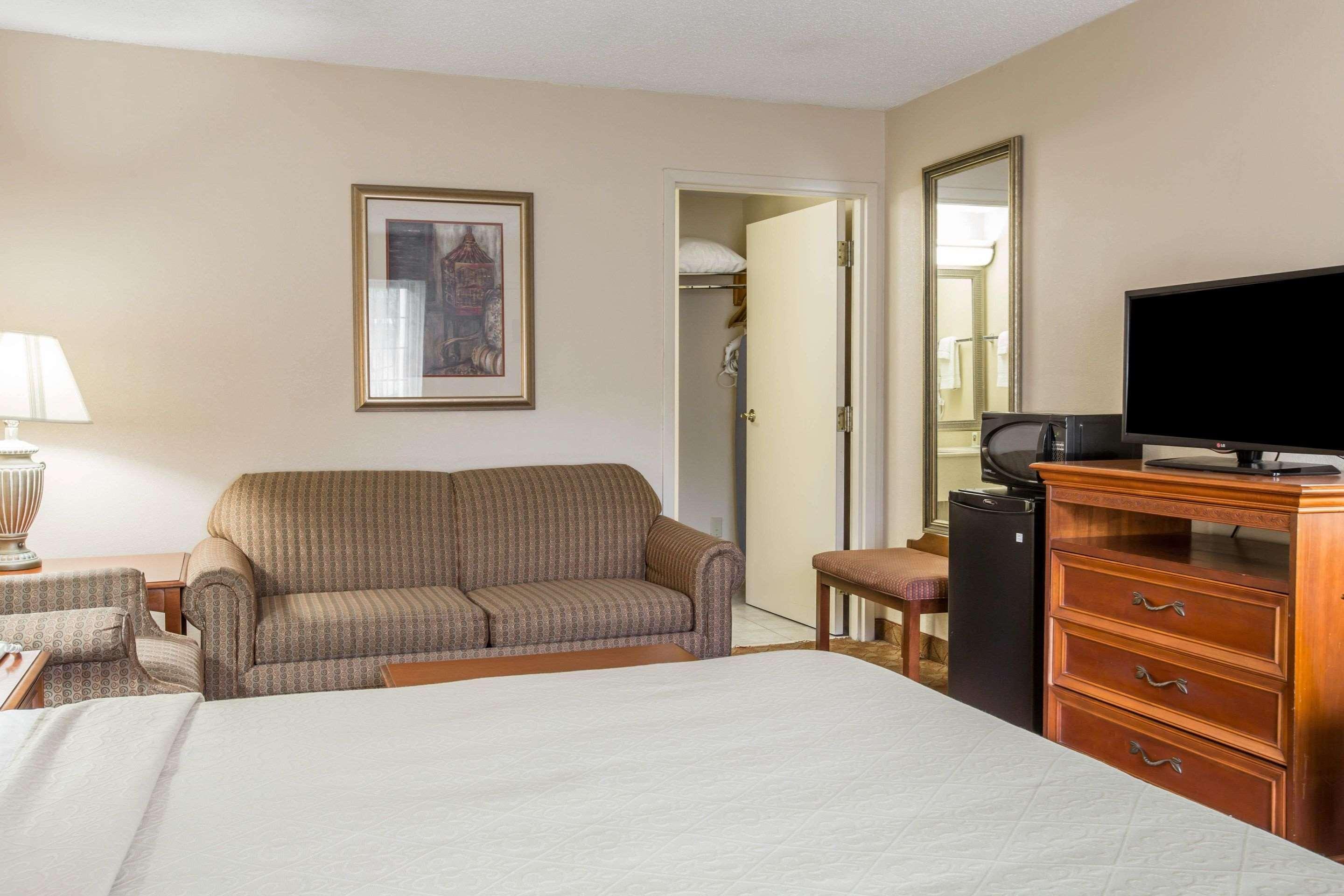 Quality Inn & Suites Hanes Mall Winston-Salem Bagian luar foto