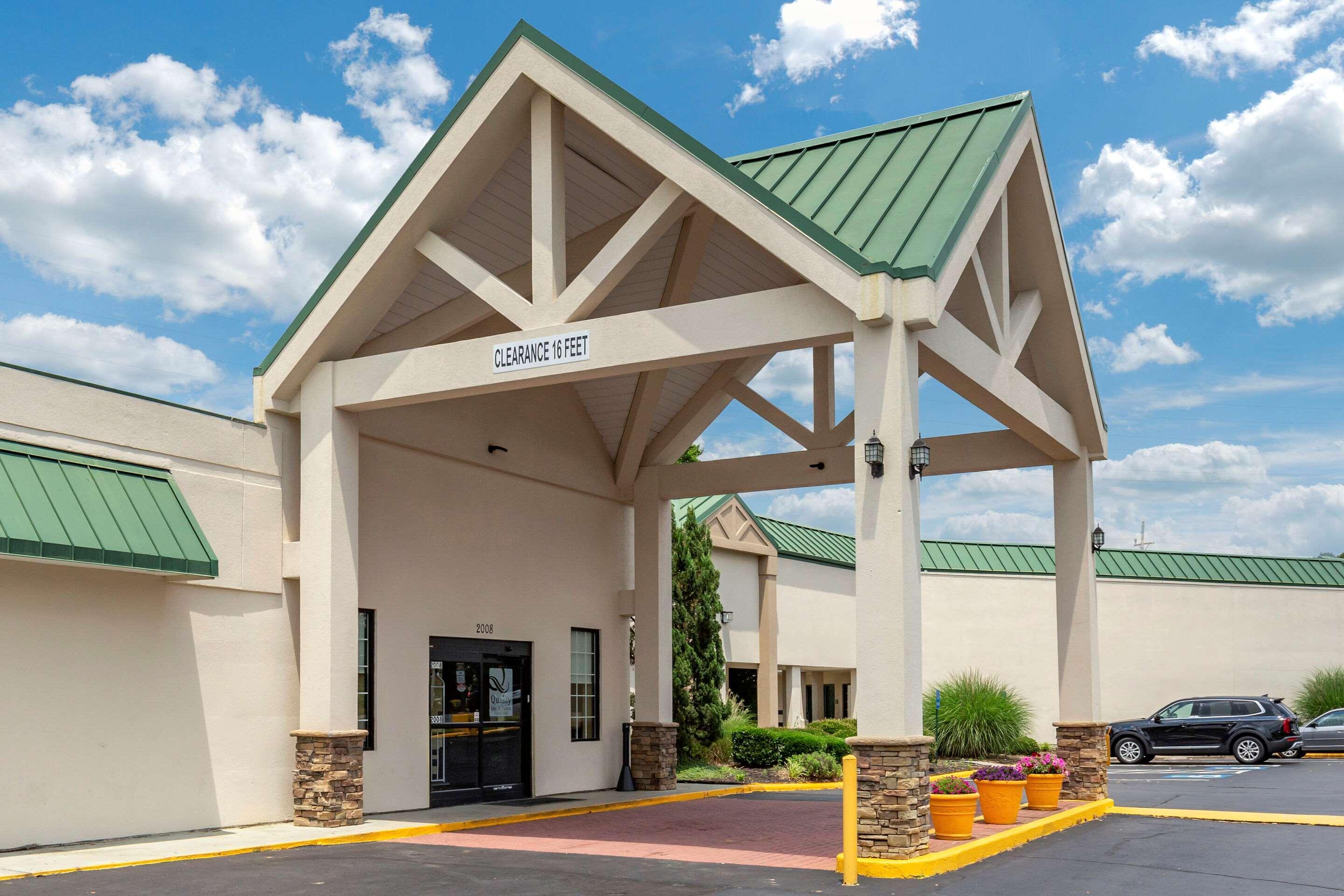 Quality Inn & Suites Hanes Mall Winston-Salem Bagian luar foto